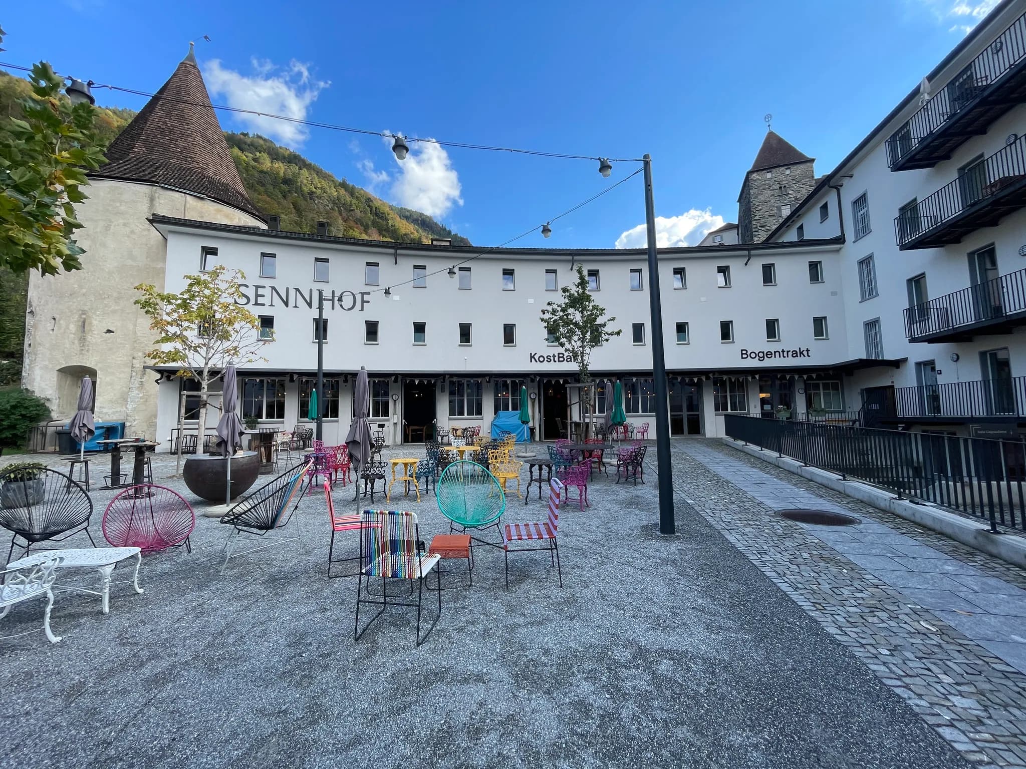 Courtyard and historic Sennhof exterior containing Bogentrakt Hostel in Chur