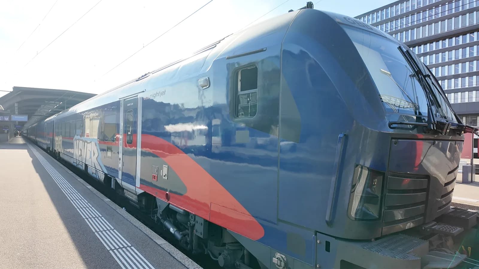 Blue and red ÖBB Nightjet train used on the Hamburg to Zürich route