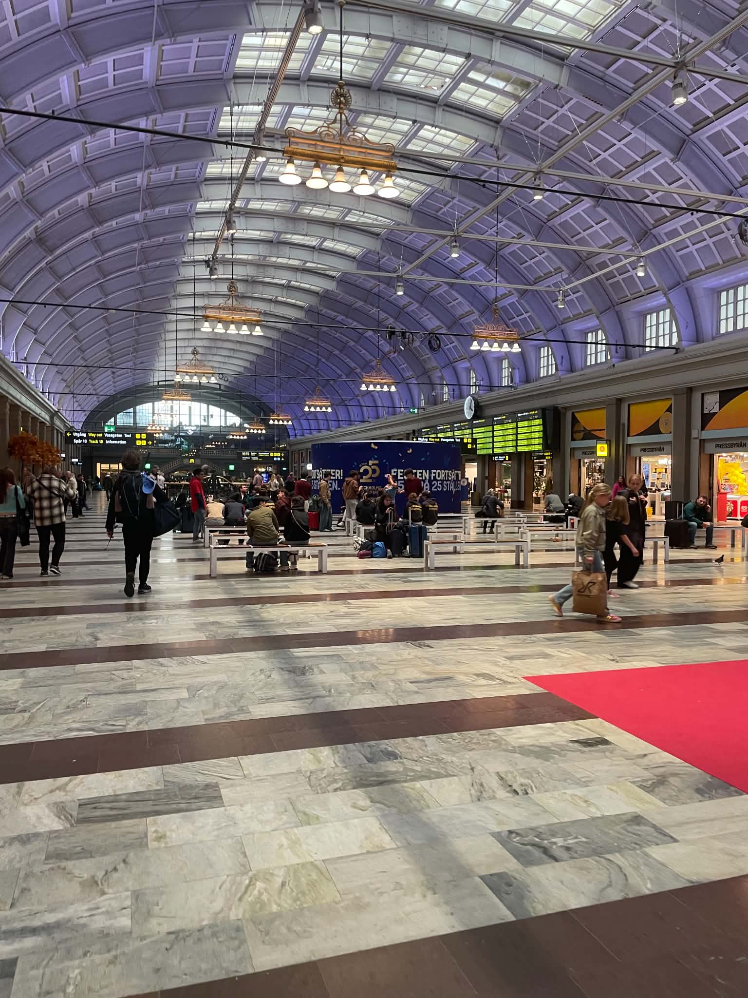 The main hall at Stockholm Central before the RDC EuroNight departure