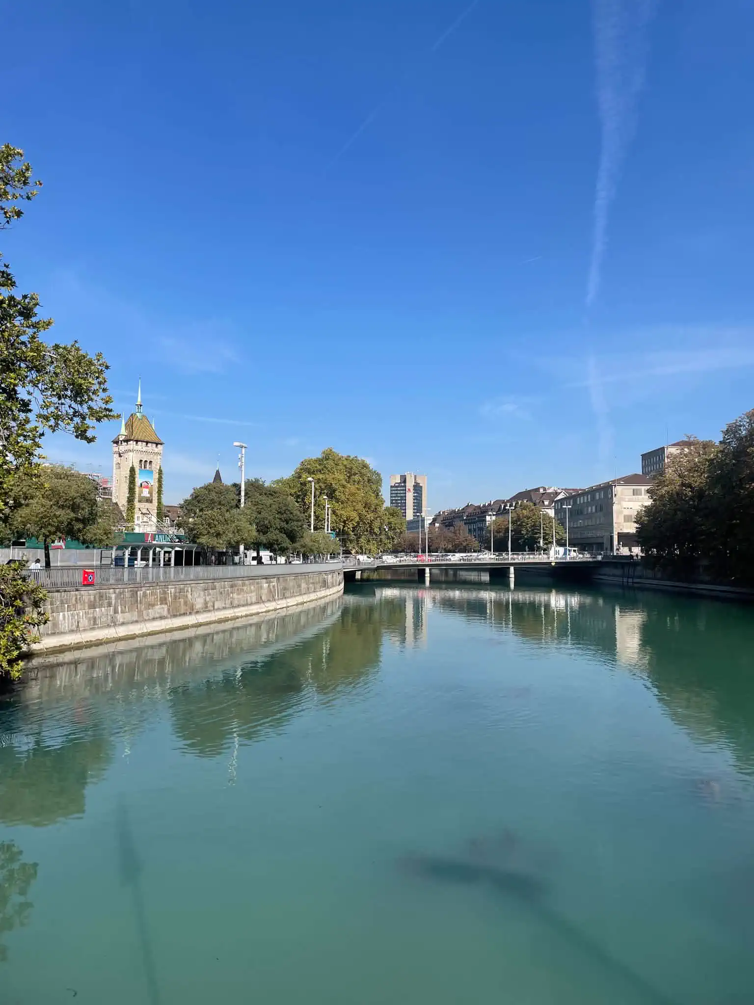 Clear turquoise water in the Limmat river flowing through central Zürich