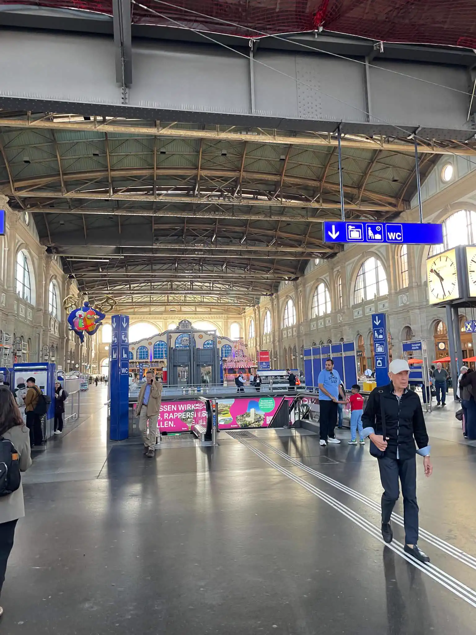 The large main hall inside Zürich Hauptbahnhof railway station
