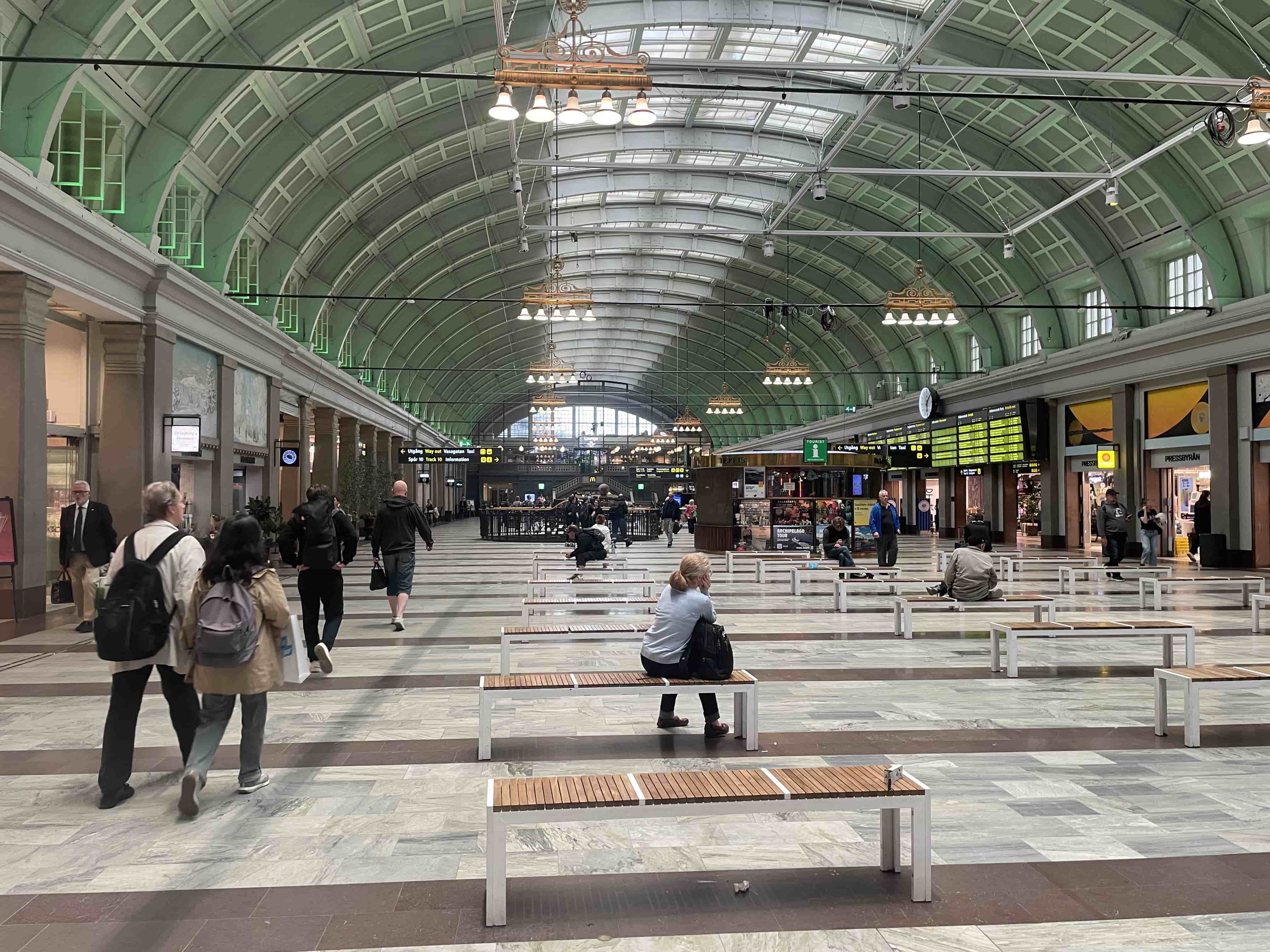 Inne på Stockholm Centralstation före ombordstigning på nattåg